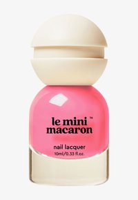 Laca de uñas rosa en un frasco de vidrio redondeado con una tapa esférica de color crema. La etiqueta muestra claramente la información de la marca y del producto.