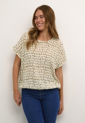 Haut léger à manches courtes dans un vert olive atténué avec un motif abstrait blanc. Coupe décontractée, encolure ronde, texture douce.