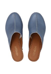 Blauwe leren klompen met een open achterkant, een glad oppervlak en gestikte details. De binnenzolen zijn tan met een merkl logo.
