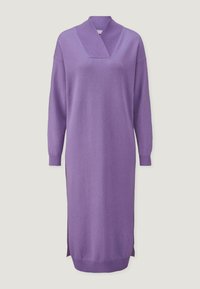 Lila Strickkleid mit V-Ausschnitt, langen Ärmeln und seitlichen Schlitzen. Weiche Textur und lockere Passform, geeignet für die Freizeit.