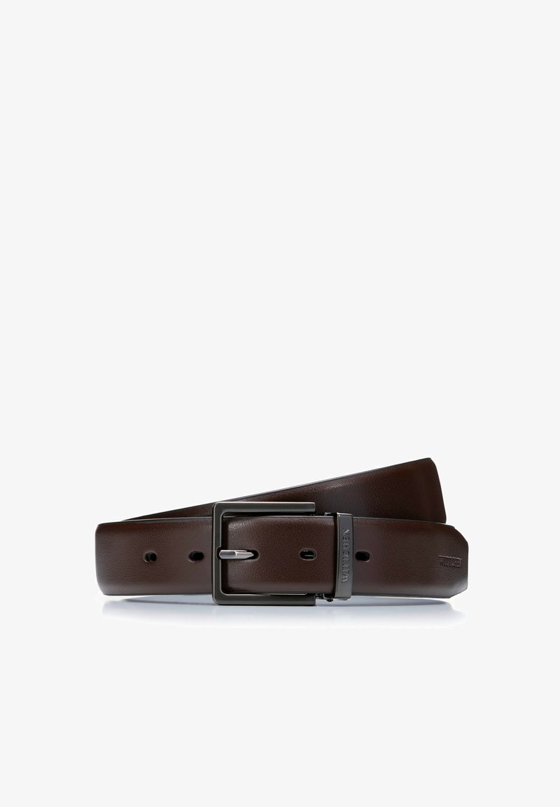 Ceinture en cuir marron avec une boucle rectangulaire en ton argent, à la texture lisse et avec plusieurs trous d'ajustement sur toute sa longueur.