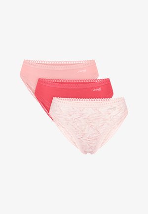Drei Damen-Slips in Pink- und Rottönen. Auffällige Merkmale sind Spitzenbesatz und ein Blumenmuster auf dem vordersten Paar.
