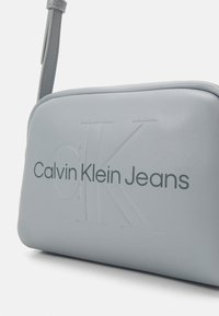 Calvin Klein Jeans SCULPTED CAMERA BAG MONO - Borsa a tracolla - quarry