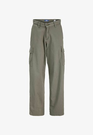 Zwarte hoodie met een logo op de borst, gecombineerd met losse, lichtgroene cargobroeken en witte sneakers, voorzien van zijzakken en een ontspannen pasvorm.