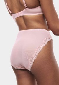 Completo di lingerie rosa con un fondo rifinito in pizzo lungo i bordi, una texture liscia e un design a vita alta.