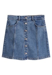 Jupe trapèze en denim bleu avec fermeture à boutons sur le devant, passants pour ceinture et deux poches avant.