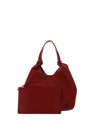 Sac hobo en cuir rouge avec poignées nouées accompagné d'une pochette rectangulaire assortie à fermeture éclair placée devant sur fond blanc.