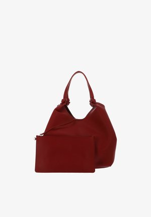 Sac hobo en cuir rouge avec poignées nouées accompagné d'une pochette rectangulaire assortie à fermeture éclair placée devant sur fond blanc.