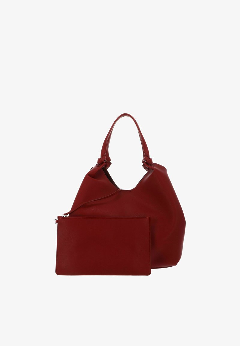 Sac hobo en cuir rouge avec poignées nouées accompagné d'une pochette rectangulaire assortie à fermeture éclair placée devant sur fond blanc.