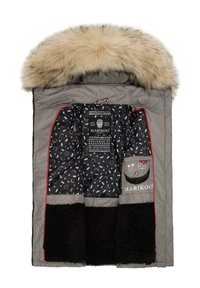 Tkanina siva parka s kvadratnim vzorcem in kapuco obloženo z krznom. Notranjost ima vzorčeno črno podlogo in žep z vezenimi ikonami. Vidni so rdeči detajli.