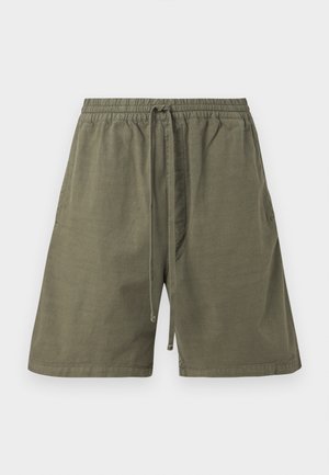 Shorts casual di colore verde oliva con cintura elastica e coulisse frontale, dotati di tasche laterali e vestibilità comoda.