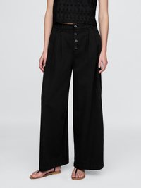Pantaloni neri a gamba larga con vita alta, dotati di chiusura frontale con bottone e design plissettato. Realizzati in tessuto morbido, ideali per un look casual.