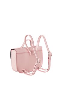 Růžová koženková crossbody taška s nastavitelnými popruhy, obdélníkového tvaru, hladkým povrchem a stříbrnými kovovými detaily.