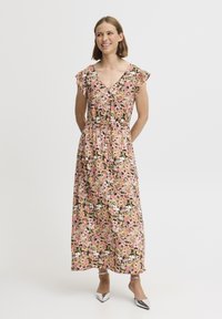 Blomster maxi kjole med v-hals, korte flæsermer og elastisk talje. Dominerende farver inkluderer pink, sort og hvide blomster på en lys baggrund.