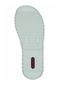 Bílá podrážka boty s texturovanými drážkami, má zvlněný okraj a červené logo "rieker" v oválném výřezu blízko středu.