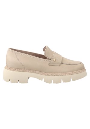 Beige leren loafers met een ronde neus, elastische band en een gestructureerde beige zool. Voorzien van subtiele stiksels en een klein gouden logo.