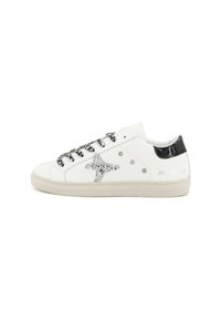 Sneaker bianca in pelle con accento di glitter nero sul tallone. Presenta un dettaglio a stella argentata testurizzata, lacci neri e una suola in gomma sobria.