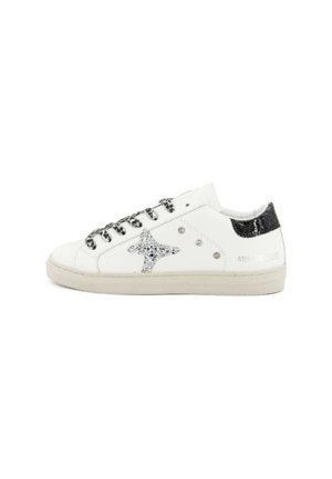 Sneaker bianca in pelle con accento di glitter nero sul tallone. Presenta un dettaglio a stella argentata testurizzata, lacci neri e una suola in gomma sobria.