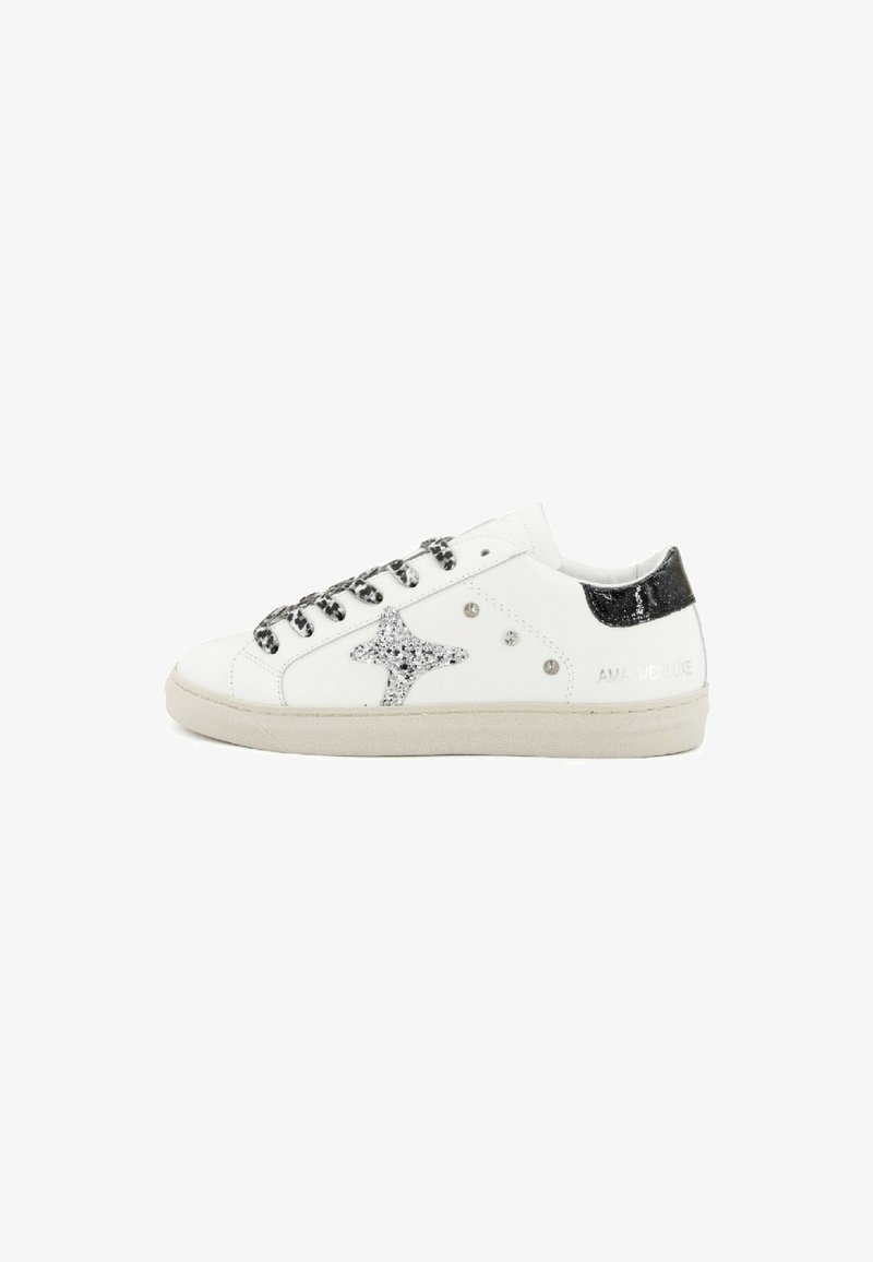 Sneaker bianca in pelle con accento di glitter nero sul tallone. Presenta un dettaglio a stella argentata testurizzata, lacci neri e una suola in gomma sobria.