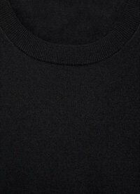 Maglione nero a coste con scollatura rotonda, caratterizzato da un motivo a maglia testurizzato e una finitura liscia. Nessun logo o dettaglio visibile.