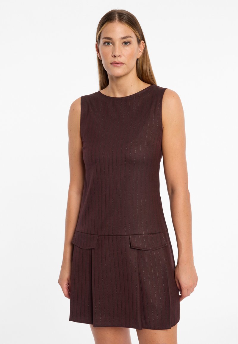Ärmelloses bordeauxrotes Kleid mit vertikalen Streifen, ausgestattet mit zwei vorderen Taschen und einem gefältelten Rock. Glatte Textur, runder Ausschnitt.