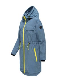Niebieska peleryna przeciwdeszczowa z kapturem, żółtym suwakiem i akcentami na kieszeniach, przednimi kieszeniami, regulowanymi sznurkami w pasie oraz czarnymi mankietami na nadgarstkach.