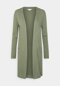 Cardigans largos de color verde, hecho de tela suave con un acabado texturizado, que presenta un diseño de frente abierto, mangas largas y dos bolsillos frontales.
