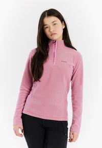 Helles rosa Fleece-Pullover mit hochgeschlossenem Kragen und halbem Reißverschluss, der ein kleines Logo auf der Brust und lange Ärmel aufweist. Weicher Stoff.