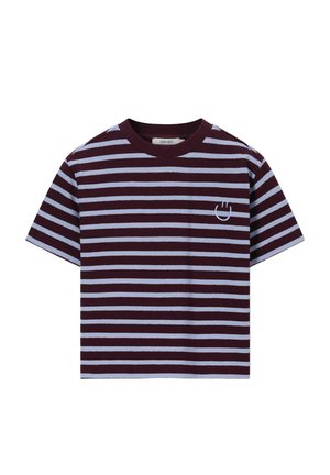 T-shirt à manches courtes rayé bordeaux et bleu clair avec un petit dessin de smiley blanc sur la poitrine gauche.