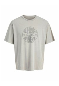 Hellgraues Baumwoll-T-Shirt mit Rundhalsausschnitt, kurzen Ärmeln und einem kreisförmigen Grafikdruck mit der Aufschrift "SUPERIOR QUALITY GARMENTS" in der Mitte.