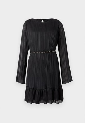 Mini abito nero plissettato a maniche lunghe con maniche trasparenti, orlo arricciato, scollatura tonda e sottile cintura a catena in vita.