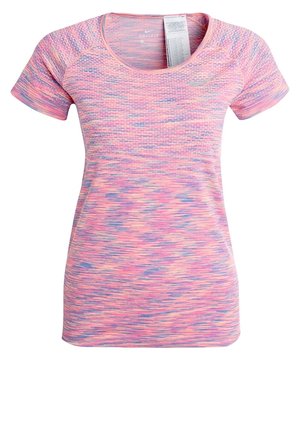 Dame kortærmet Nike Dri-Fit sportstrøje i pink, lilla og blå space-dye mønster med rund halsudskæring og synlig produktmærkat.