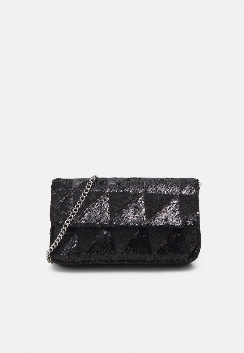 Pochette noire à sequins avec fermeture à rabat et chaîne argentée sur fond clair uni.