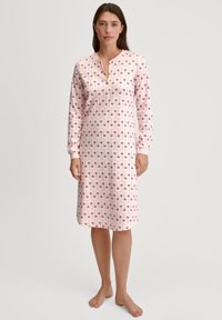 Vestito da notte a maniche lunghe in morbido tessuto rosa, con un motivo ripetuto di piccoli motivi floreali scuri e un colletto alla henley.