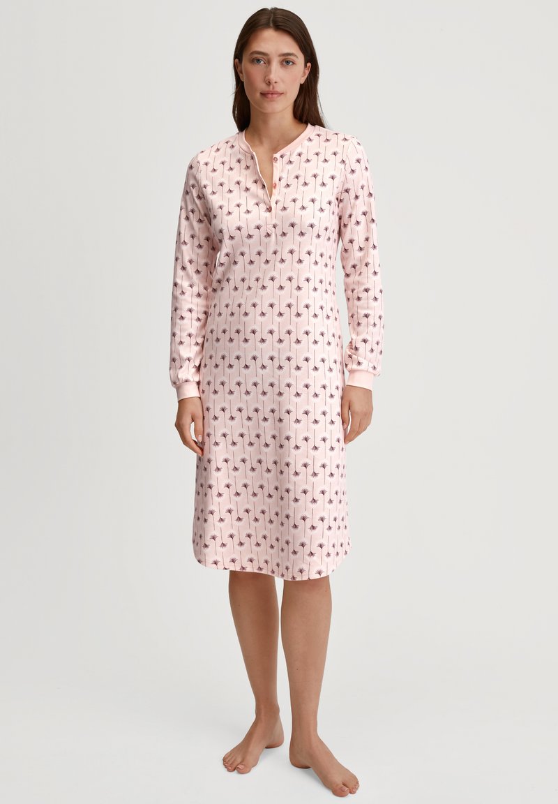 Vestito da notte a maniche lunghe in morbido tessuto rosa, con un motivo ripetuto di piccoli motivi floreali scuri e un colletto alla henley.