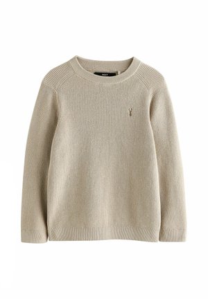 Beige gestrickter Pullover mit Rundhalsausschnitt, Raglanärmeln und kleinem Logo auf der Brust. Die Textur wirkt weich und gerippt.