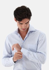 Hellblau kariertes Hemd aus Baumwollmischung, mit Button-Down-Kragen, einer Brusttasche und verstellbaren Manschetten mit Knopfverschluss.