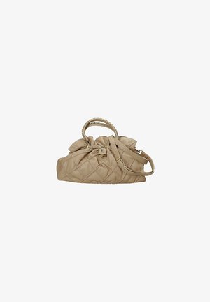 Borsa a tracolla beige trapuntata con esterno in morbida pelle, doppi manici superiori e tracolla regolabile. Presenta un accento decorativo a forma di lucchetto.