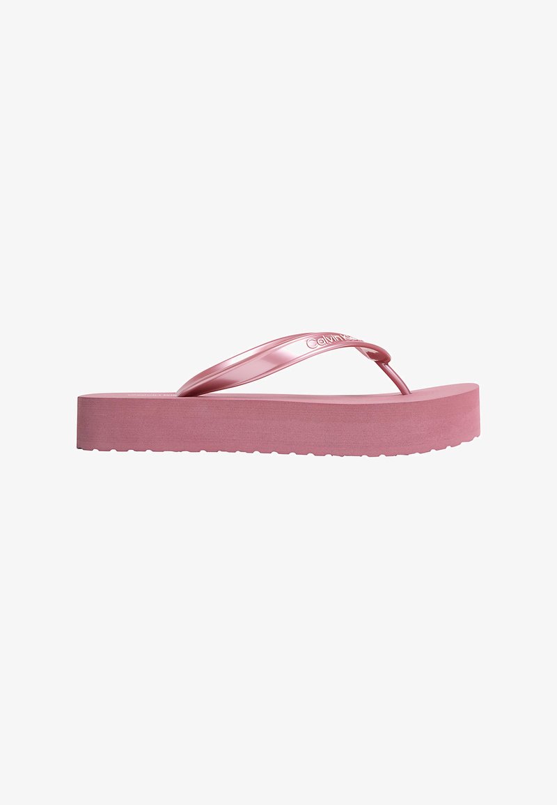 Roze platform flip-flop sandaal met dikke zool en glanzende bandjes, Calvin Klein logo op het bandje, zijaanzicht.