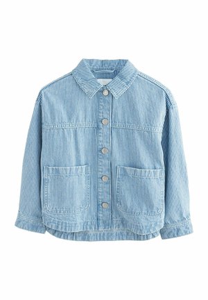 Veste en jean bleu et blanc à rayures verticales, manches longues, fermeture à boutons devant, col et deux grandes poches avant.
