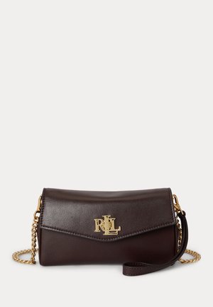 Mørkebrun skinnclutch med gullkjede og gull RL-logo på frontklaffen, vist mot en ensfarget bakgrunn.