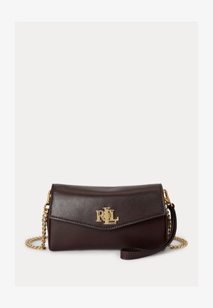 Pochette en cuir marron foncé avec bandoulière chaîne dorée et logo RL doré sur le rabat avant, présentée sur un fond uni.