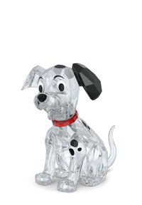 Jasná mnohostranná krištáľová figúrka sediaceho dalmatínskeho šteniatka s čiernymi škvrnami, červeným obojkom a jedným čiernym uchom.