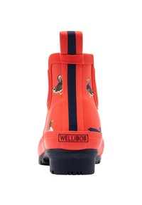 Bottes de cheville en caoutchouc rouge avec des accents bleus et des motifs de canard. Présente un onglet à l'arrière et une semelle texturée pour une meilleure adhérence. Nom de la marque : WELLIBOB.