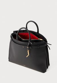 Sac à main en cuir noir avec deux anses supérieures, ferrures dorées et fermeture zippée. L'intérieur présente un revêtement rouge et plusieurs compartiments.