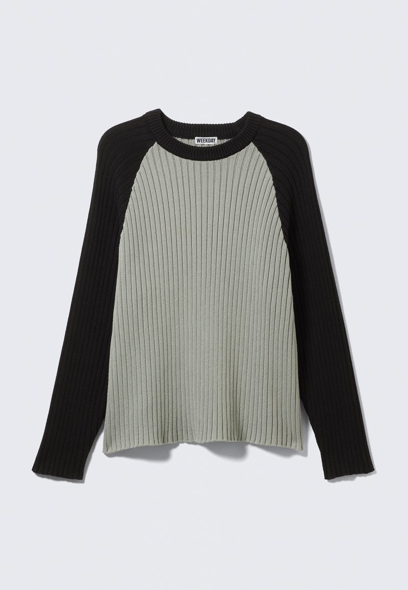Zeleno-čierny rebrovaný sveter s dlhými rukávmi, okrúhlym výstrihom, textúrovanou látkou a kontrastnými farbami. Ležérny štýl, voľný strih.