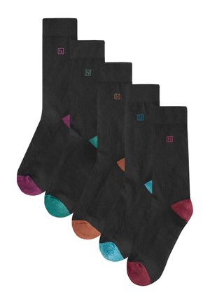 Schwarze Socken im 5er-Set, mit farbigen Zehenakzenten in Lila, Türkis, Braun und Burgunder. Jede Socke trägt ein Logo in der passenden Farbe.