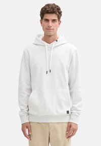 Sudadera gris claro hecha de tela suave, con un bolsillo frontal, capucha ajustable y puños y dobladillo acanalados. Logo sutil en el pecho.
