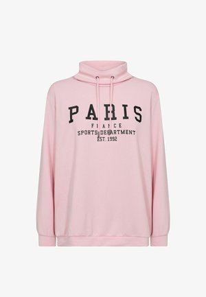 Różowa bluza z wysokim kołnierzem i sznureczkami, z wyraźnym czarnym napisem: "PARIS FRANCE SPORTS DEPARTMENT EST. 1992." Luźne, długie rękawy.