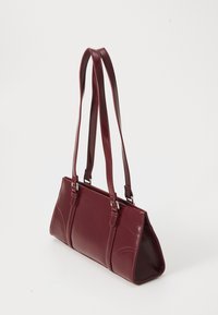 Borsa bordeaux in materiale sintetico liscio e lucido. Presenta due manici lunghi e un design strutturato e angolare con dettagli cuciti.